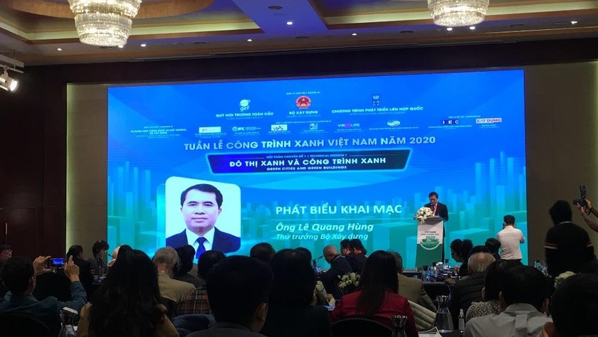 Thứ trưởng Bộ Xây dựng - ông Lê Quang Hùng phát biểu tại Lễ khai mạc Tuần lễ Công trình Xanh năm 2020 diễn ra sáng nay 9/12, tại Hà Nội.