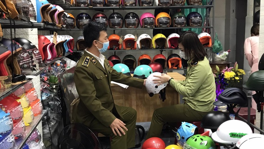 Lực lượng QLTT Đà Nẵng kiểm tra số mũ bảo hiểm giả mạo nhãn hiệu "Nón Sơn và hình".