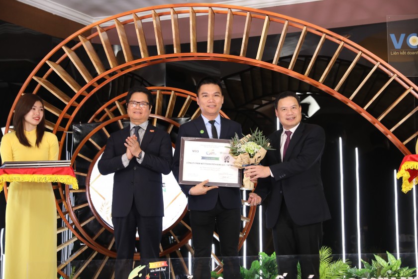 Ông Nguyễn Thành Đạt, Giám đốc Truyền Thông Herbalife Việt Nam đại diện Công ty nhận giải thưởng.
