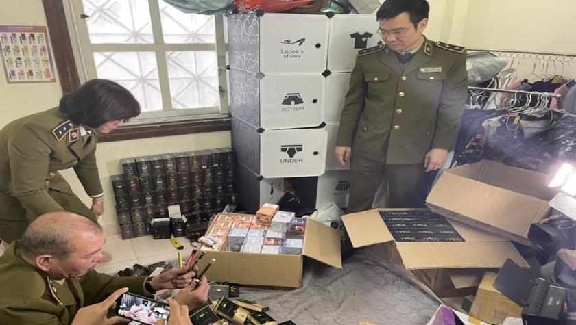 Lực lượng QLTT Hà Nội kiểm tra hàng hóa tại cơ sở kinh doanh của ông Vũ Văn Đô.