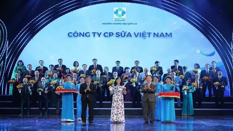 Bà Nguyễn Thị Minh Tâm – Giám đốc Chi nhánh Vinamilk Hà Nội đại diện nhận biểu trưng tại Lễ công bố các doanh nghiệp có sản phẩm đạt Thương Hiệu Quốc Gia năm 2020 diễn ra tại Hà Nội.
