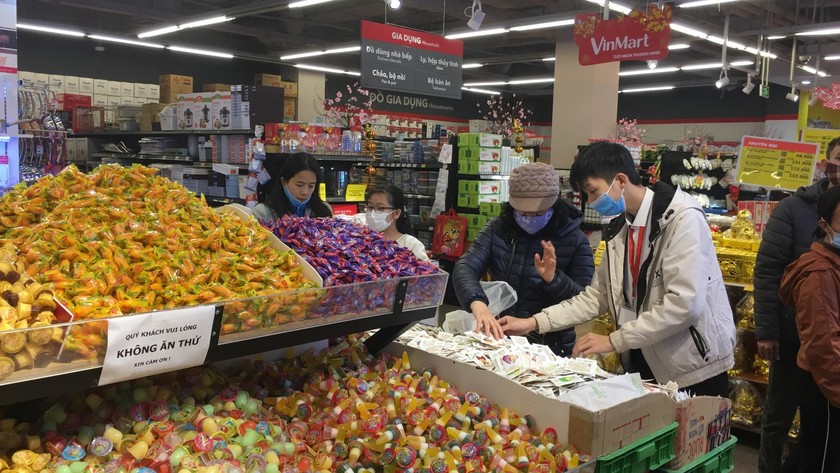 Nhiều siêu thị đã bày bán các loại bánh, kẹo phục vụ Tết Nguyên đán 2021.