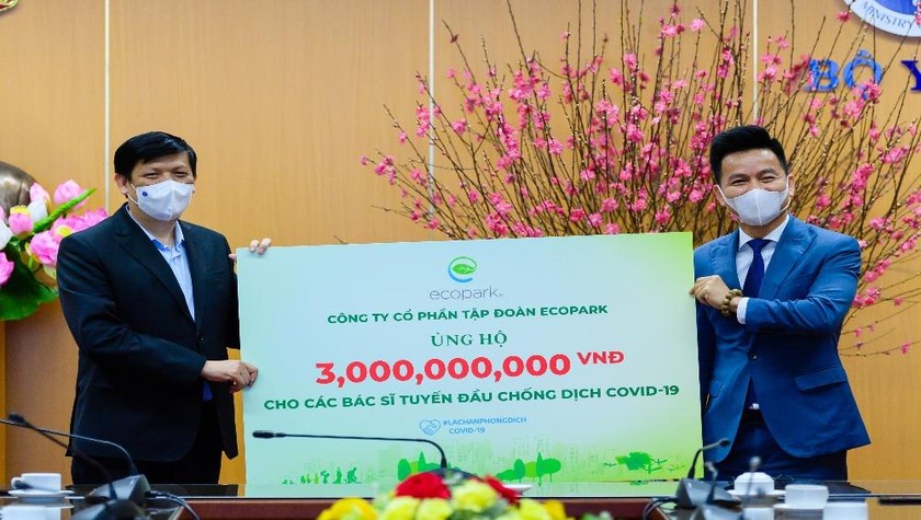 Ông Trần Quốc Việt – Tổng Giám đốc Ecopark (bên phải) trao tặng 3 tỷ đồng cho các bác sĩ tuyến đầu chống dịch COVID-19.