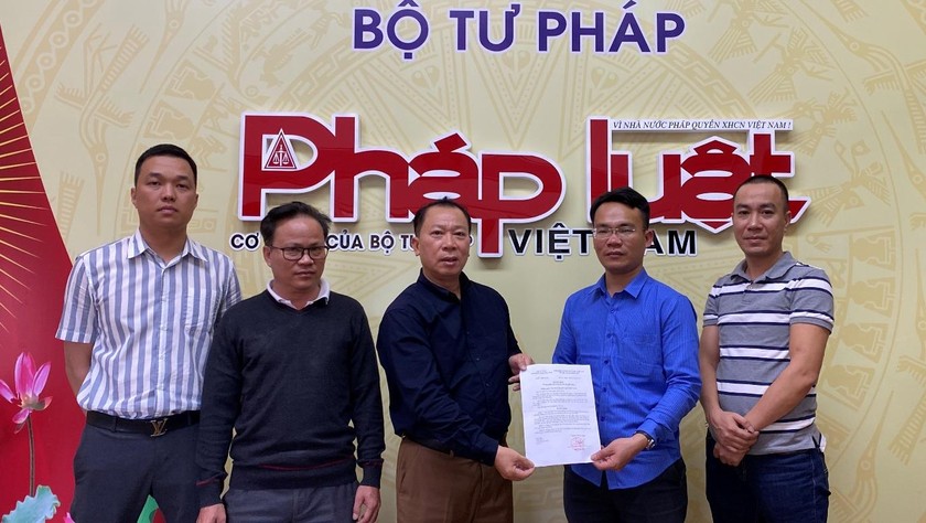 Tiến sĩ Đào Văn Hội trao Quyết định cho nhà báo Mai Văn Long.