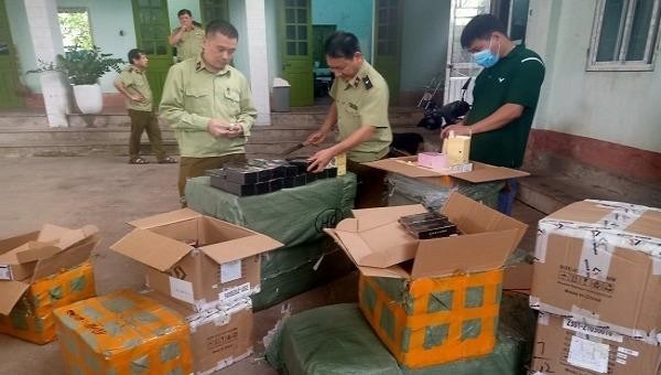 Lực lượng QLTT Lạng Sơn bắt giữ số thuốc lá nhập lậu. (Ảnh: Tổng cục QLTT).