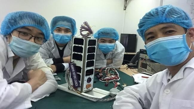 Các cán bộ Trung tâm Vũ trị Việt Nam tham gia chế tạo NanoDragon.