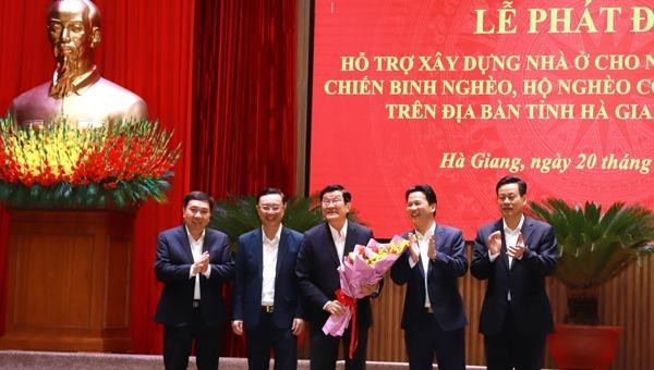 Các đồng chí Thường trực Tỉnh ủy tặng hoa cảm ơn sự quan tâm, ủng hộ của nguyên Chủ tịch nước Trương Tấn Sang với chương trình.