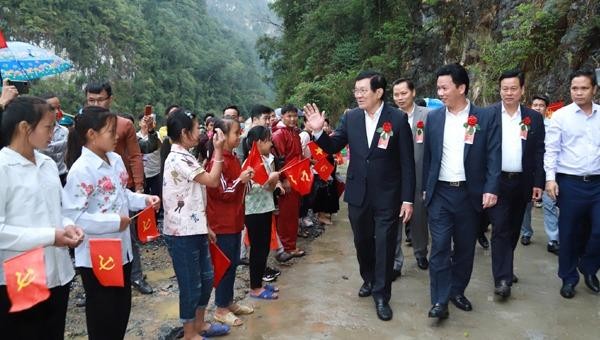 Bà con nhân dân xã Thượng Tân chào mừng nguyên Chủ tịch nước Trương Tấn Sang và các đồng chí lãnh đạo tỉnh tới dự lễ khánh thành.