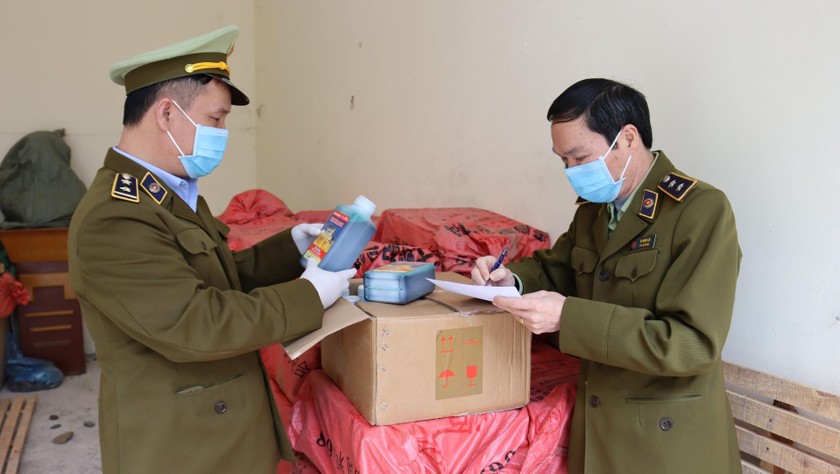 Lực lượng QLTT Lạng Sơn kiểm tra số hàng hóa vi phạm.