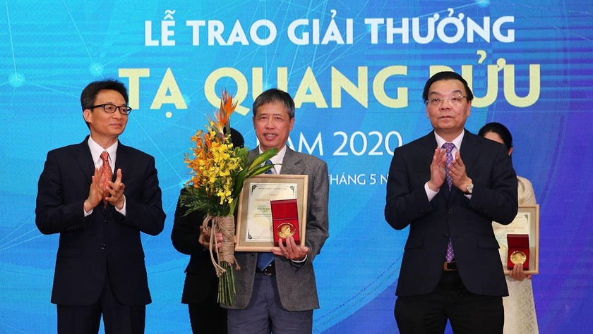 Phó Thủ tướng Vũ Đức Đam và Bộ trưởng Khoa học và Công nghệ - Chu Ngọc Anh (nay là Chủ tịch UBND TP Hà Nội) trao Giải thưởng Tạ Quang Bửu năm 2020 cho PGS, TS Phạm Tiến Sơn.