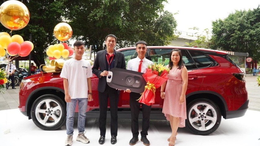 Phó Tổng giám đốc Vietjet trao xe hơi cho khách hàng Trần Quang Vĩ.