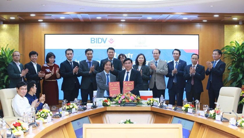 Lễ ký kết thoả thuận hợp tác giữa Ngân hàng TMCP Đầu tư và Phát triển Việt Nam (BIDV) và Đại học Quốc Gia Hà Nội.