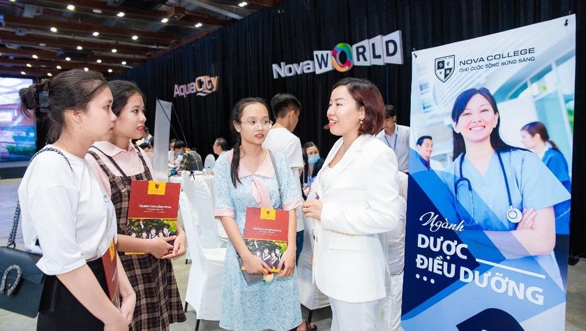 Hiệu trưởng Nova College Nguyễn Thị Ngọc Quyên đang giới thiệu về ngành Điều dưỡng cho các em học sinh.