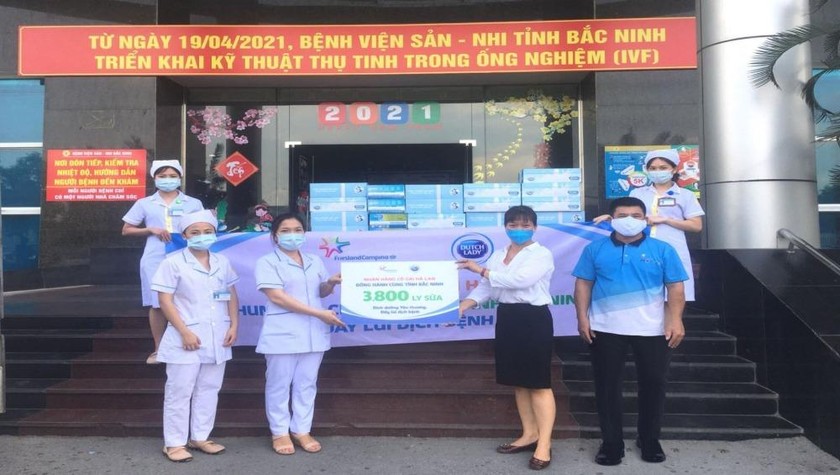 Cô Gái Hà Lan đã trao tặng Bệnh viện Sản Nhi tỉnh Bắc Ninh và Bắc Giang 15.000 ly sữa.
