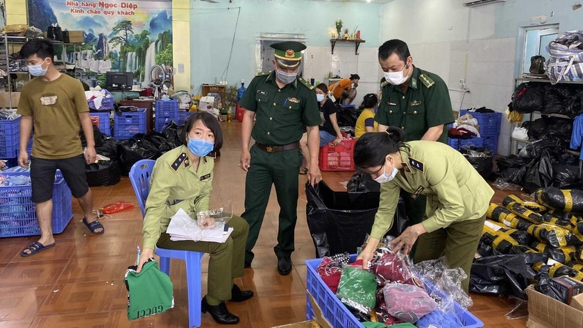 Lực lượng chức năng kiểm tra kho chứa hàng hoá của hộ kinh doanh Đinh Công Biên tại phường Cẩm Thành, TP Cẩm Phả.