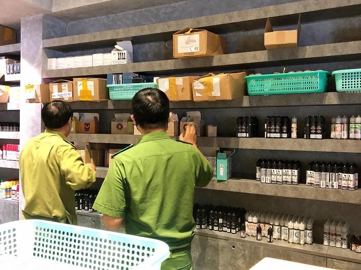 Lực lượng chức năng kiểm tra số thuốc lá điện tử tại cơ sở kinh doanh số 16C Phùng Hưng, Hoàn Kiếm, Hà Nội.