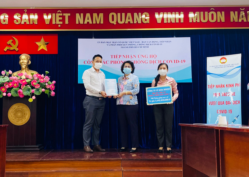 Ông Đỗ Hữu Phước – Giám đốc truyền thông, đại diện Tập đoàn KITA Group trao 700 thùng găng tay y tế công cộng cho Ủy ban Mặt trận Tổ quốc Việt Nam TP.HCM.