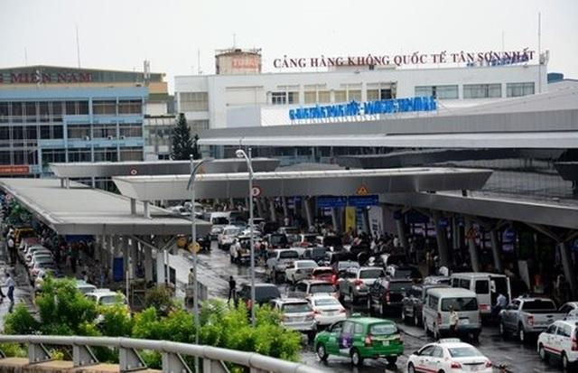 Xe ra vào đón trả khách tại sân bay Tân Sơn Nhất.