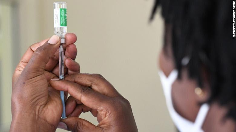 Một nhân viên y tế ở Kenya chuẩn bị tiêm vắc xin AstraZeneca cho đồng nghiệp tại Bệnh viện Quốc gia Kenyatta ở Nairobi vào ngày 5/3/2021. Kenya đã sử dụng hết hơn 90% lượng vắc xin do COVAX cung cấp.