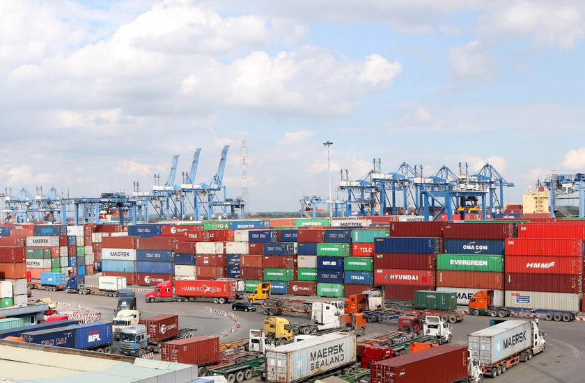Việc thiếu hụt container rỗng gây ách tắc cả cho các lô hàng xuất khẩu lẫn các lô nguyên liệu nhập khẩu.
