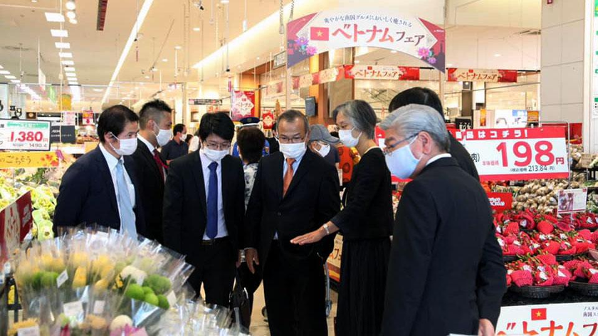 Người tiêu dùng Nhật Bản tiếp cận hàng Việt tại "Tuần hàng Việt Nam tại siêu thị AEON Nhật Bản".