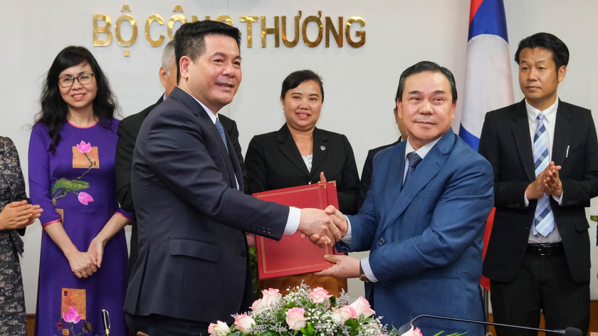 Bộ trưởng Nguyễn Hồng Diên và Đại sứ Lào đã ký kết Biên bản làm việc về các biện pháp tăng cường hơn nữa quan hệ hợp tác trong lĩnh vực thương mại, công nghiệp và năng lượng.