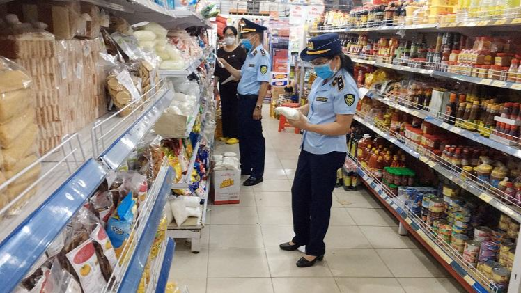 Lực lượng QLTT Đắk Lắk kiểm tra cửa hàng Bách Hóa Xanh Đắk Lắk.