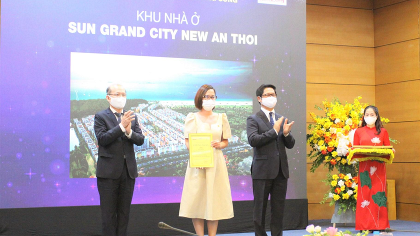 Bà Nguyễn Ngọc Thúy Linh – Phó Tổng Giám đốc thường trực Sun Property nhận các giải thưởng của chương trình “Dự án đáng sống 2021”.
