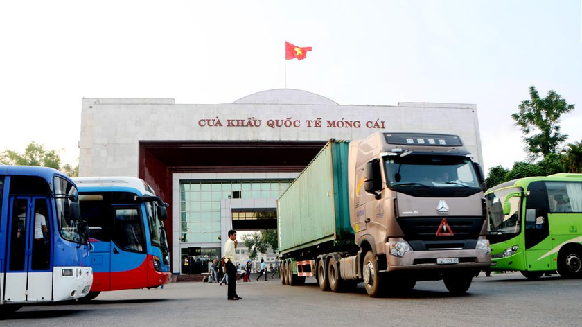 Tổng trọng lượng hàng xuất nhập khẩu qua cửa khẩu Móng Cái từ ngày 1/1-18/7 đạt hơn 1 triệu tấn.