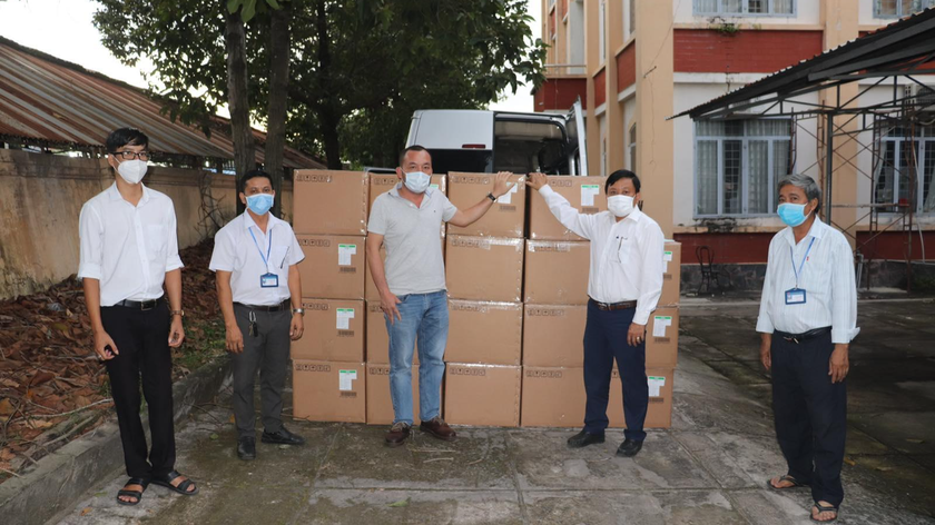 Sun Group trao tặng kit xét nghiệm Covid-19 cho CDC Tây Ninh.