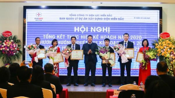 Giám đốc PMU Xây dựng điện miền Bắc Trần Huy Hoàng (giữa) tặng thưởng các cá nhân có thành tích xuất sắc năm 2020.