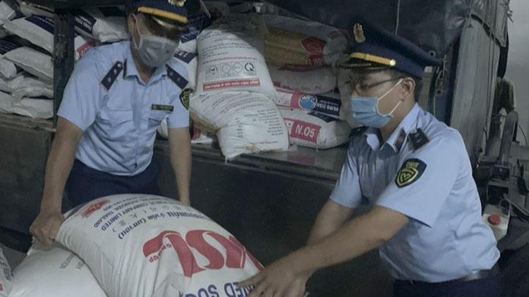 Lực lượng QLTT Thừa Thiên Huế phát hiện 2 tấn đường kính nghi nhập lậu.
