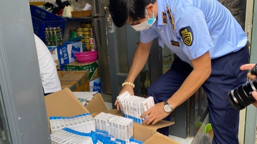 Lực lượng chức năng kiểm đếm số thuốc chữa cảm cúm có xuất xứ Trung Quốc đang bán trôi nổi trên thị trường.