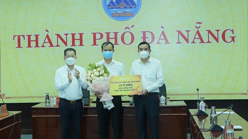 Đại diện lãnh đạo Tập đoàn Sun Group trao gói hỗ trợ 45 tỉ đồng lương thực, kít xét nghiệm cho lãnh đạo TP Đà Nẵng.