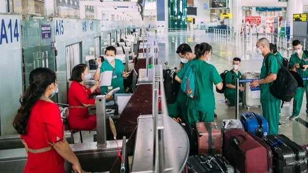 Các bác sĩ làm thủ tục để bay chuyến bay Vietjet từ Hà Nội và TP HCM tăng cường cho các địa phương chống dịch. Ảnh: Đoàn Khánh.