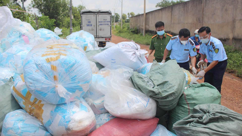 Lực lượng QLTT Đồng Nai kiểm đếm số lượng khẩu trang tái chế.