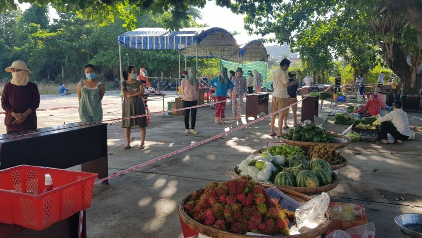 Các hộ gia đình ở thôn, tổ “vùng xanh” được phát phiếu đi chợ 3 ngày/lần theo 2 khung giờ (buổi sáng và buổi chiều).