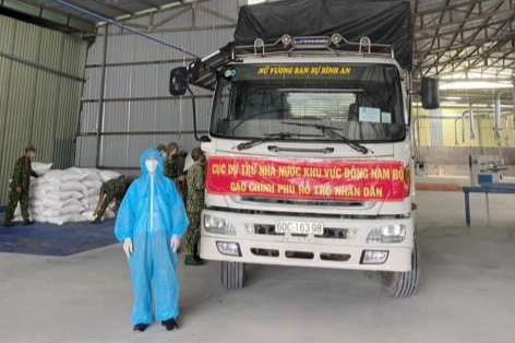 Sáng 24/8, Cục DTNN KV Đông Nam Bộ tổ chức xuất cấp hơn 8.360 tấn gạo dự trữ (đợt 1) cho người dân gặp khó khăn do dịch COVID-19 tại tỉnh Bình Dương.