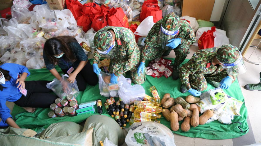 Lực lượng quân đội hỗ trợ chính quyền địa phương chuẩn bị lương thực, thực phẩm thiết yếu để phát cho người dân.