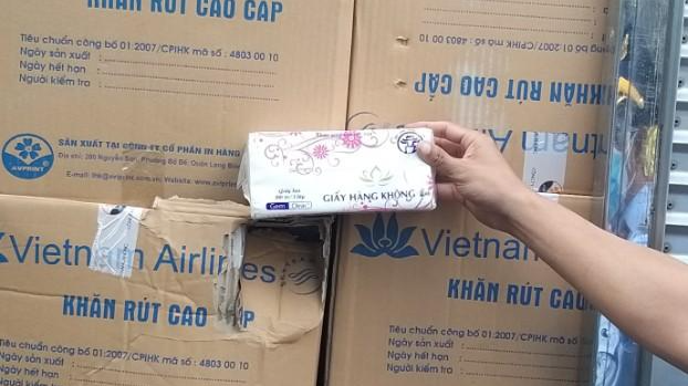 Số thùng hàng có nhãn ghi “Khăn rút cao cấp nhãn hiệu Vietnam Airlines” có dấu hiệu giả nhãn hiệu Vietnam Airlines.