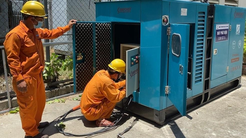 Công nhân PC Đà Nẵng tiến hành đấu nối máy phát điện dự phòng đảm bảo cấp điện cho Bệnh viện dã chiến số 2.