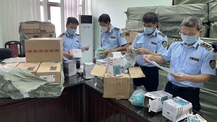 Lực lượng QLTT tiến hành kiểm kê thu giữ lô hàng trang thiết bị y tế, khẩu trang y tế có dấu hiệu giả mạo tại Phủ Lỗ, Sóc Sơn, Hà Nội.