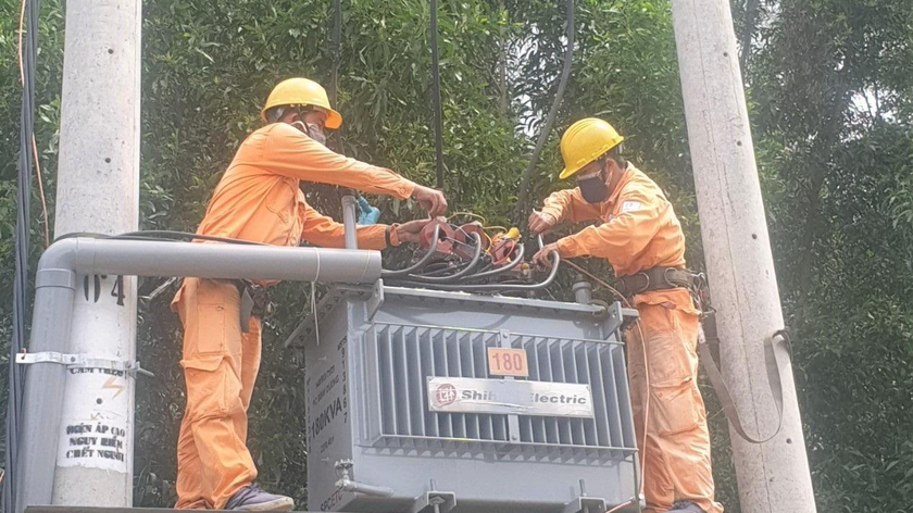 Công nhân Điện lực Bình Dương lắp đặt trạm biến áp III-180 kVA.
