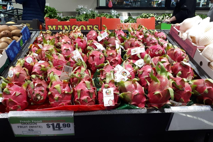 Thanh long Việt Nam phủ sắc đỏ, chiếm một góc lớn so với các quả khác tại siêu thị Thaikee, trung tâm Sydney.