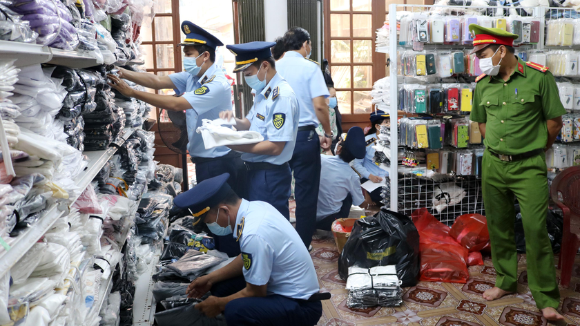 Lực lượng QLTT Quảng Bình kiểm tra tại Hộ kinh doanh Nguyễn Thị Hoài.