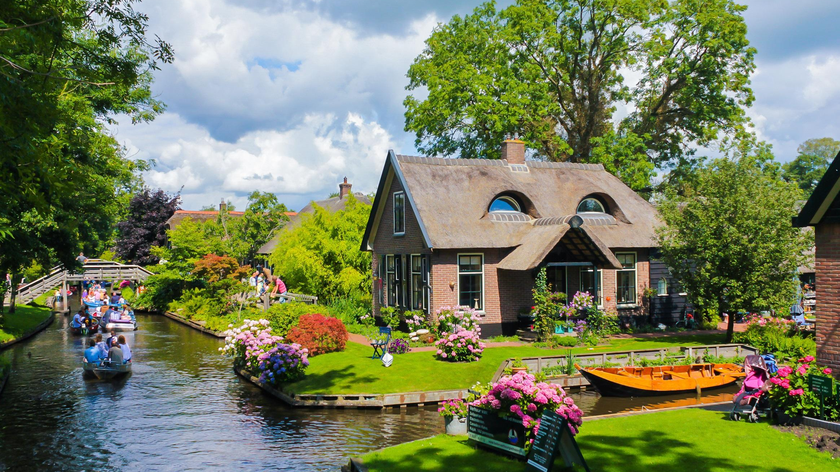 Dòng kênh Lagoon uốn quanh ngôi làng Giethoorn ngập tràn sắc xanh tại Hà Lan.