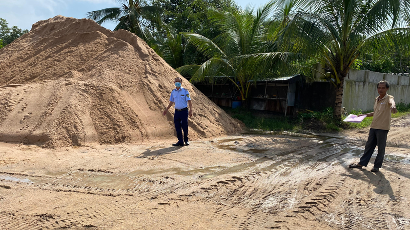 Tình trạng khai thác, mua bán cát trái phép vẫn còn nóng tại tỉnh Bình Thuận.