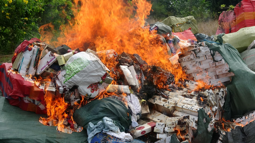 Tang vật bị xử lý tịch thu tiêu hủy tại khu xử lý rác Tâm Sinh Nghĩa.