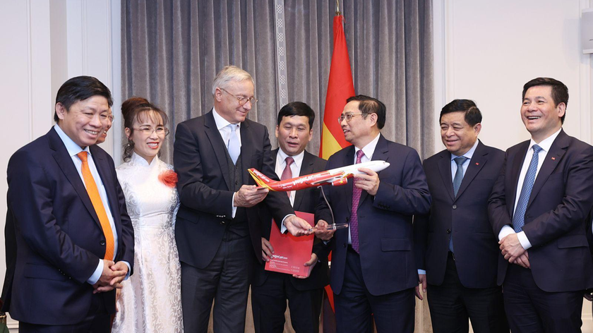 Vietjet và Tập đoàn chế tạo máy bay Airbus đạt Thoả thuận đối tác chiến lược về thực hiện hợp đồng 119 tàu bay đã đặt hàng trước sự chứng kiến của Thủ tướng Phạm Minh Chính.