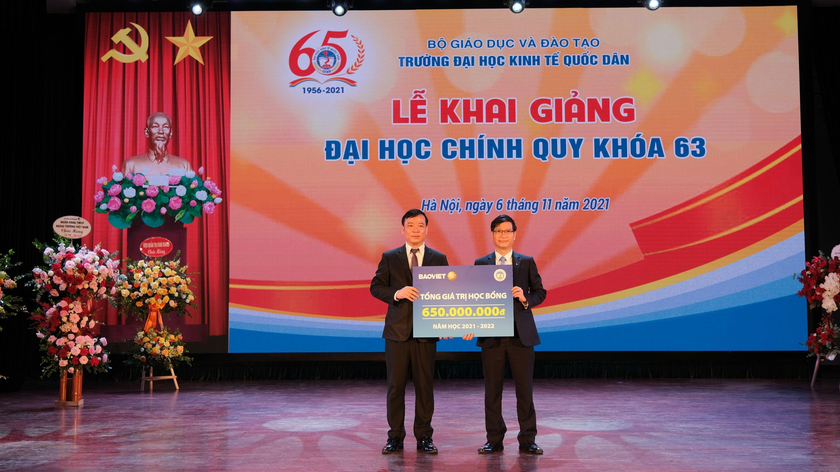 Tập đoàn Bảo Việt trao học bổng cho sinh viên trường Đại học Kinh tế Quốc dân với tổng giá trị lên tới hơn 6 tỷ đồng.